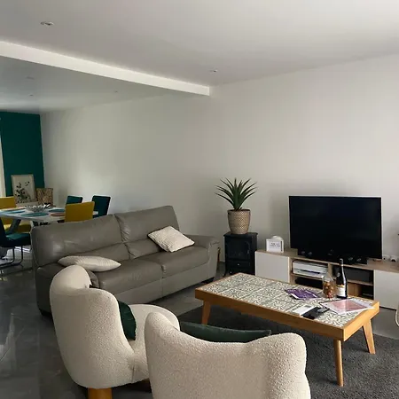 Holiday home Maison A 10 Min A Pieds Du Rer La Reine *